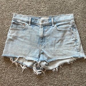 Abercrombie Mid Rise Mom Short - size 30/10 - light wash
